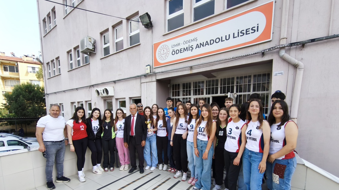 İLÇEMİZDE DÜZENLENEN OKULLAR ARASI VOLEYBOL TURNUVASINDA ERKEK TAKIMIMIZ 2. KIZ TAKIMIMIZ 3. OLMUŞTUR.